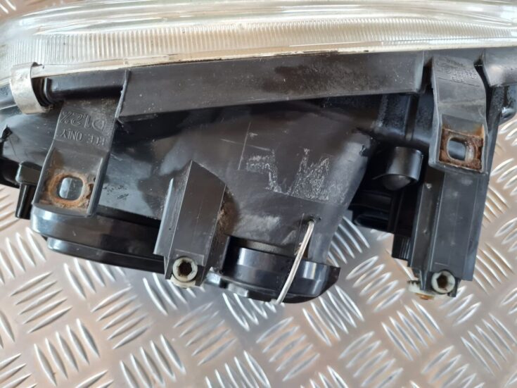 Priekšējais kreisais lukturis priekš VW GOLF IV 1999