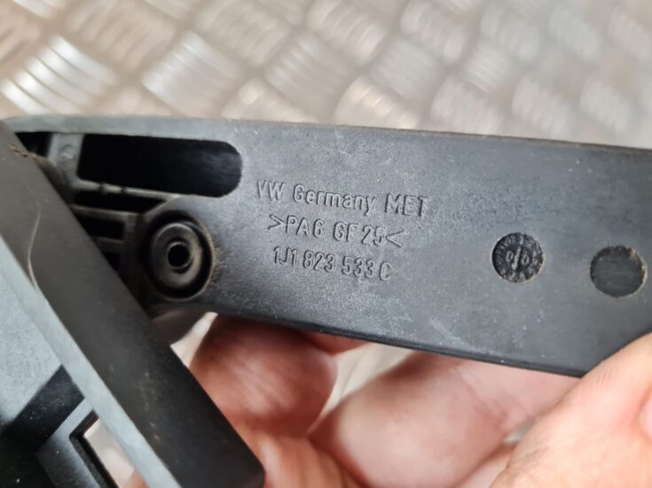Pārsega atveršanas rokturis salonā priekš VW GOLF IV 1999