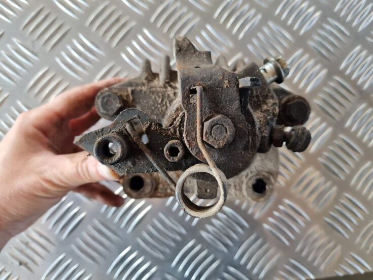 Aizmugurējais kreisais suports priekš VW GOLF IV 1999