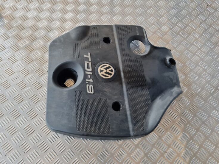 Dzinēja dekoratīvais vāks priekš VW GOLF IV 1999