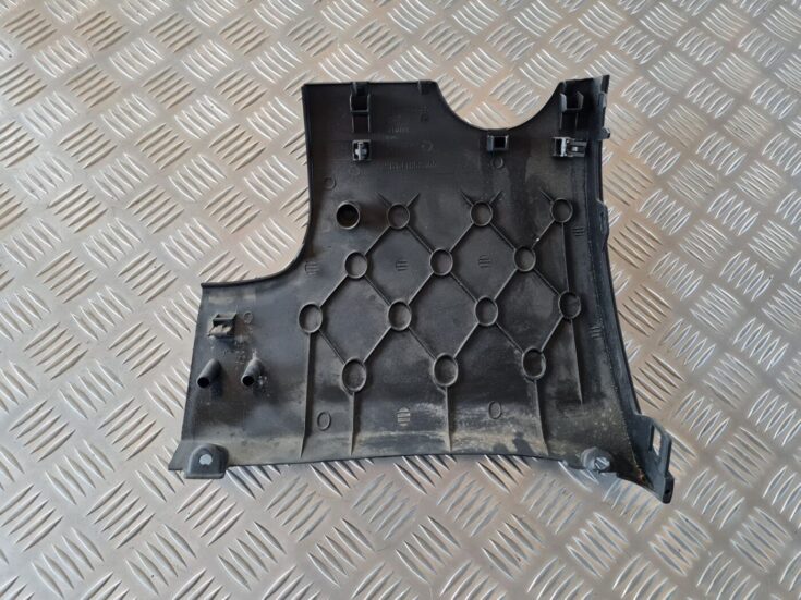 Mērinstrumentu paneļa apdare (zem stūres) priekš VW GOLF IV 1999