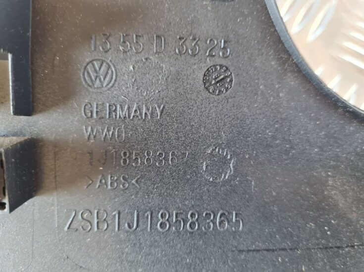 Mērinstrumentu paneļa apdare (zem stūres) priekš VW GOLF IV 1999