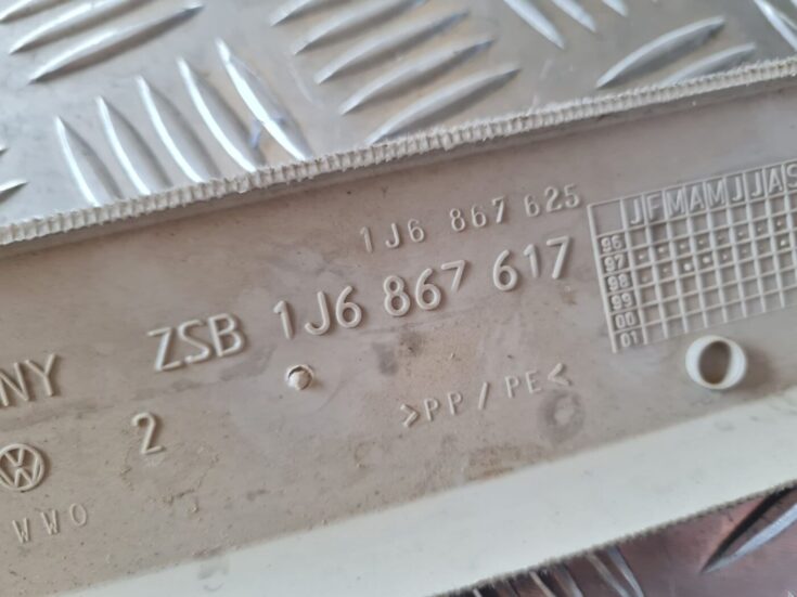 Bagāžnieka nodalījuma griestu uzlika priekš VW GOLF IV 1999