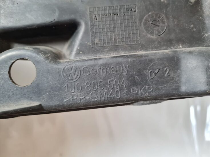 Priekšējā radiatora rāmis priekš VW GOLF IV 1999