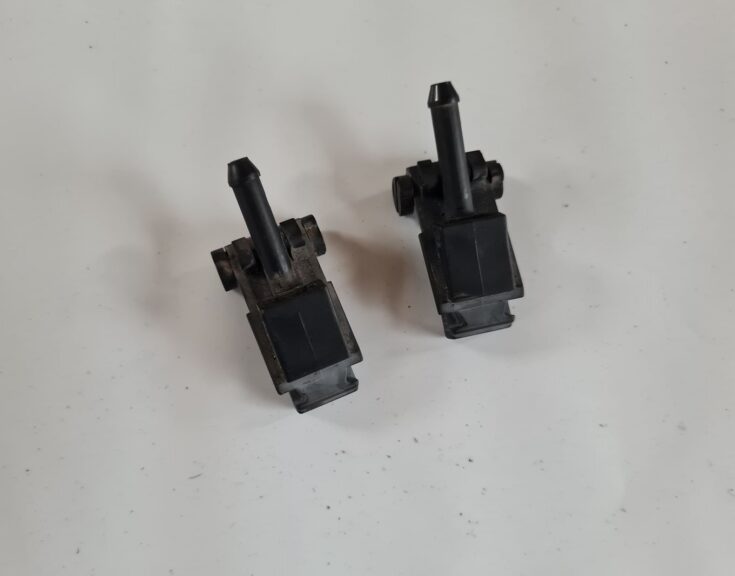 Vējstikla mazgāšanas šķidruma sprausla priekš VW GOLF IV 1999